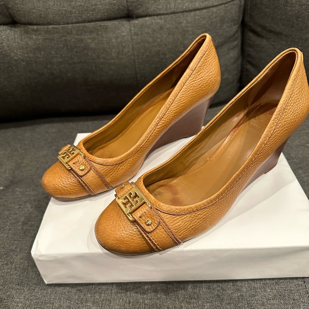 TORY BURCH SIZE 8.5 Natalya Pebbled Leather Saddle Brown Wedges